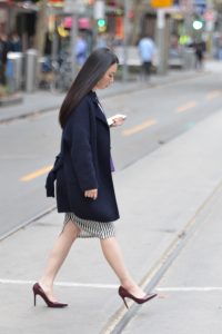 穿红色高跟鞋的气质老板娘