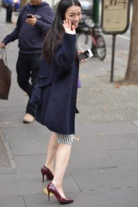 穿红色高跟鞋的气质老板娘