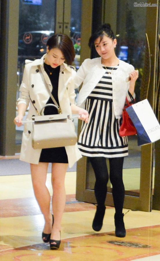 两妹子结伴出行一个鱼嘴高跟一个厚丝袜[第1张/共3张]