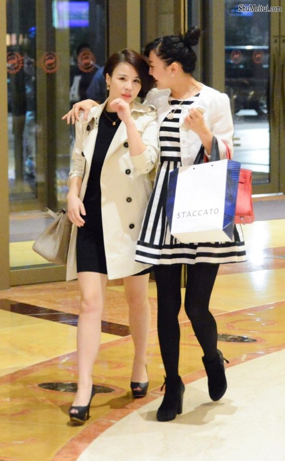 两妹子结伴出行一个鱼嘴高跟一个厚丝袜[第2张/共3张]