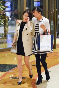 两妹子结伴出行一个鱼嘴高跟一个厚丝袜