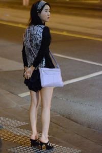 夜晚路边穿凉拖高跟的美女腿和脚真白