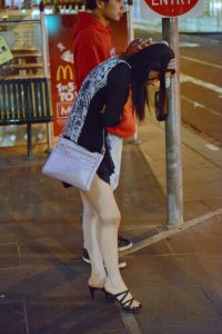 夜晚路边穿凉拖高跟的美女腿和脚真白