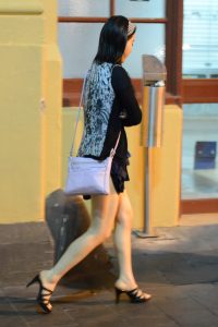 夜晚路边穿凉拖高跟的美女腿和脚真白