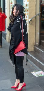 街拍两个穿细高跟的女人各有特色