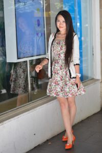 穿花裙高跟鞋光腿的魅力熟妇