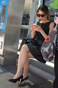 戴墨镜穿肉丝高跟的酷姐在公交站等车
