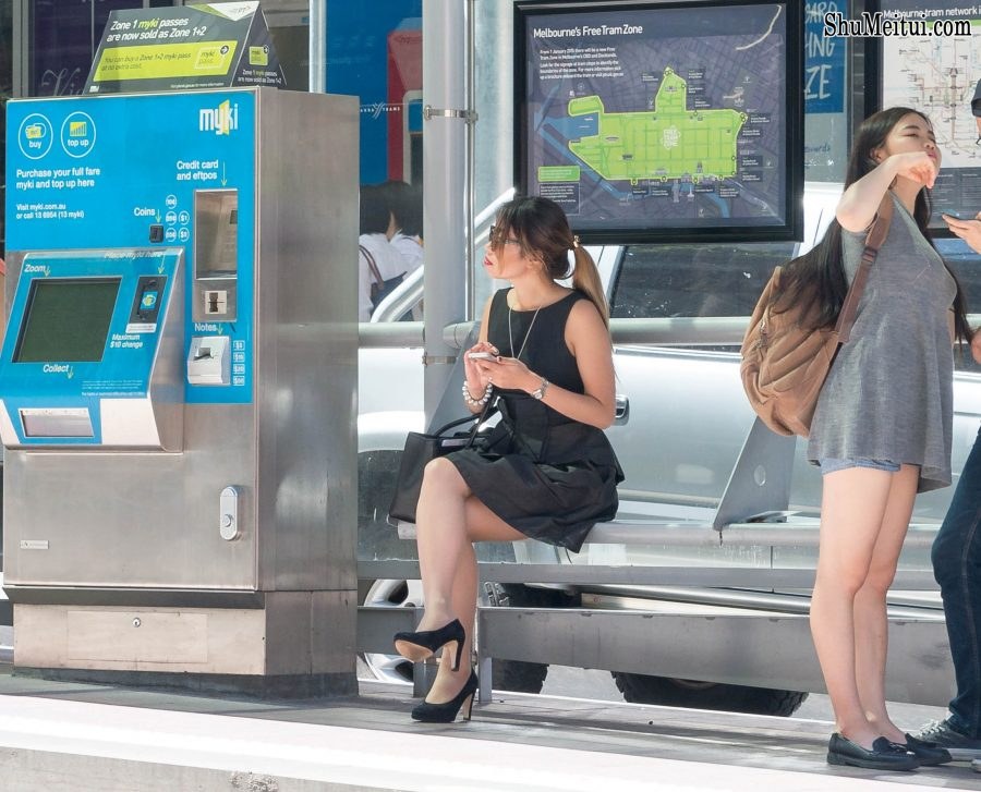 戴墨镜穿肉丝高跟的酷姐在公交站等车[第3张/共3张]