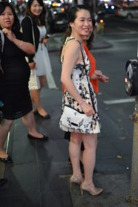 穿高跟鞋一起出门的母女俩