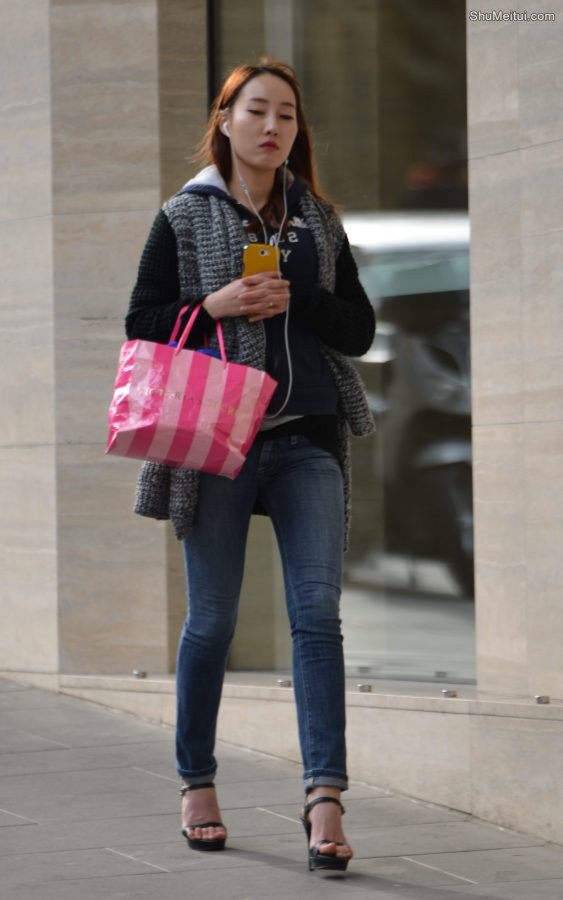 穿牛仔裤高跟鞋逛街的高挑长腿姐姐[第1张/共4张]