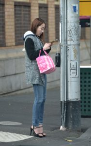 穿牛仔裤高跟鞋逛街的高挑长腿姐姐