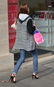 穿牛仔裤高跟鞋逛街的高挑长腿姐姐