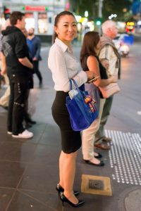 街拍OL制服翘臀那是相当翘啊