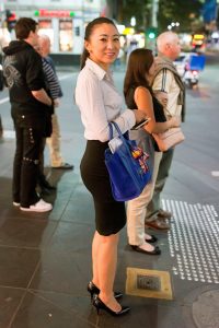 街拍OL制服翘臀那是相当翘啊