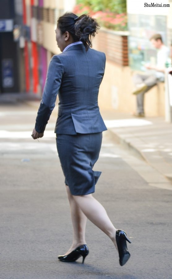 OL制服白领穿高跟鞋边打电话边开车门[第2张/共4张]