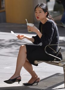 路边长椅上翘二郎腿的小姐姐们