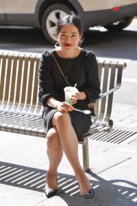 路边长椅上翘二郎腿的小姐姐们