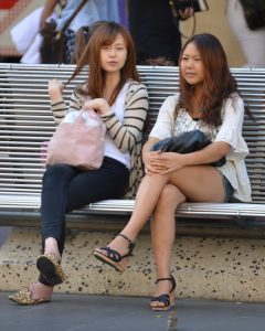 路边长椅上翘二郎腿的小姐姐们