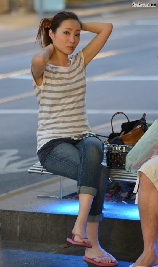 气质美女人字拖鞋白脚丫[第1张/共3张]