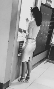 脚丫子好看的气质人妻下班拍照