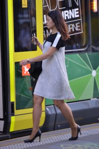 气质熟妇穿了很薄的灰丝袜登地铁上班