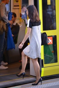 气质熟妇穿了很薄的灰丝袜登地铁上班