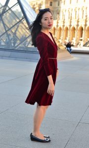 在卢浮宫拍照的气质美女游客