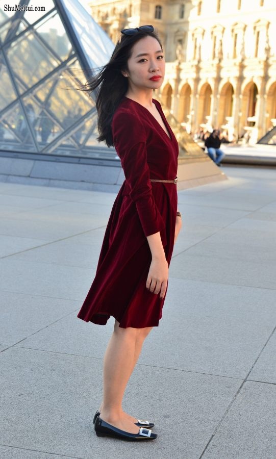 在卢浮宫拍照的气质美女游客[第1张/共4张]