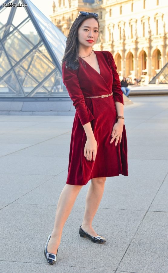 在卢浮宫拍照的气质美女游客[第2张/共4张]