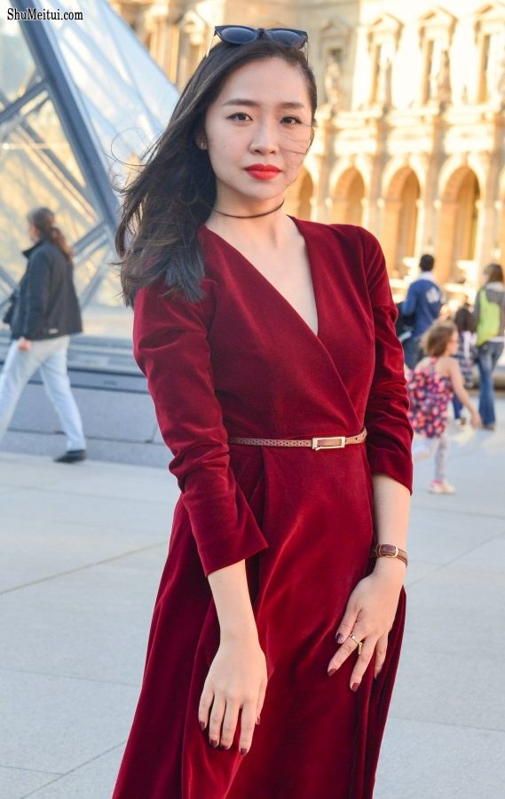 在卢浮宫拍照的气质美女游客[第3张/共4张]