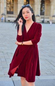 在卢浮宫拍照的气质美女游客