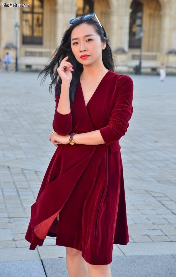 在卢浮宫拍照的气质美女游客[第4张/共4张]