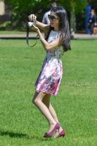 阳光下草地上穿肉丝高跟的御姐喜爱摄影