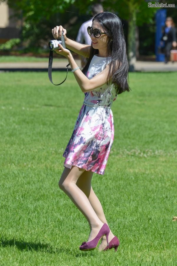 阳光下草地上穿肉丝高跟的御姐喜爱摄影[第1张/共3张]