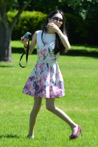 阳光下草地上穿肉丝高跟的御姐喜爱摄影