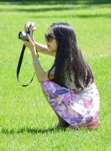 阳光下草地上穿肉丝高跟的御姐喜爱摄影