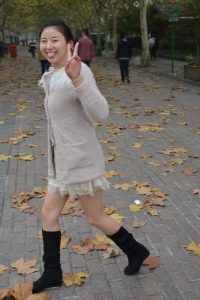 拍一位美腿素人妹子一开始还有些不好意思