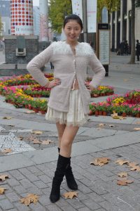 拍一位美腿素人妹子一开始还有些不好意思