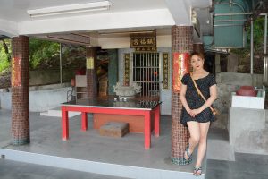 穿高跟拖鞋的金发长腿美妇在福建玩耍