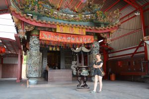 穿高跟拖鞋的金发长腿美妇在福建玩耍