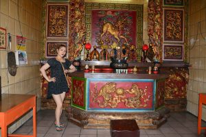 穿高跟拖鞋的金发长腿美妇在福建玩耍