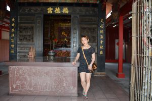 穿高跟拖鞋的金发长腿美妇在福建玩耍