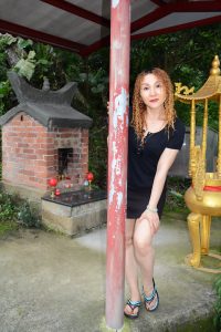 穿高跟拖鞋的金发长腿美妇在福建玩耍