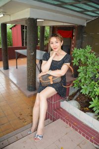 穿高跟拖鞋的金发长腿美妇在福建玩耍