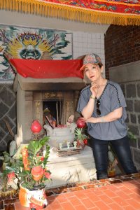 穿高跟拖鞋的金发长腿美妇在福建玩耍