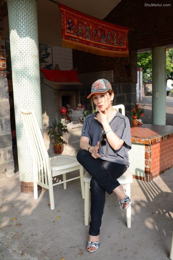 穿高跟拖鞋的金发长腿美妇在福建玩耍[第25张/共35张]