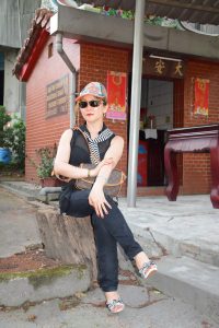 穿高跟拖鞋的金发长腿美妇在福建玩耍