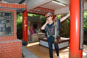 穿高跟拖鞋的金发长腿美妇在福建玩耍