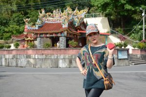 穿高跟拖鞋的金发长腿美妇在福建玩耍