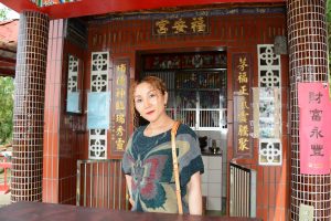 穿高跟拖鞋的金发长腿美妇在福建玩耍